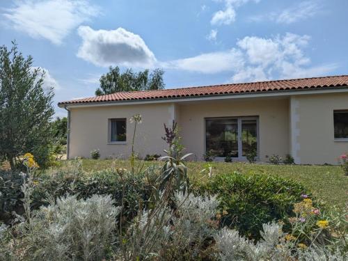 Studio moderne avec WiFi et parking à Baignes - FR-1-653-270 (Studio moderne avec WiFi et parking a Baignes - FR-1-653-270) in Baignes-Sainte-Radegonde