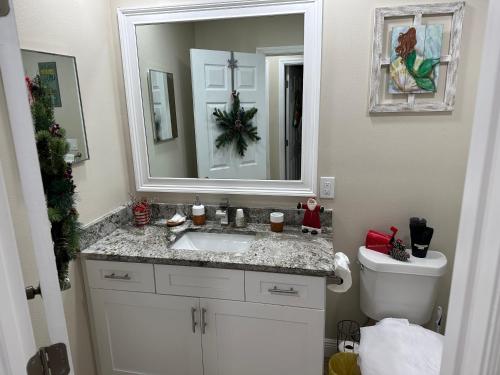 Lake Valricos Camelot Court with HEATED POOL & access to private lake in Valrico, USA