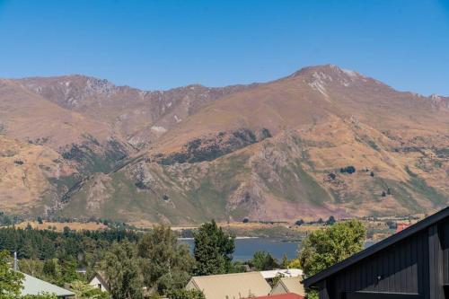 Wanaka Views with Outdoor dining area Games room for kids Sleeps 8 - image 5