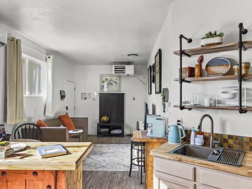 . Quaint Monument Retreat studio
