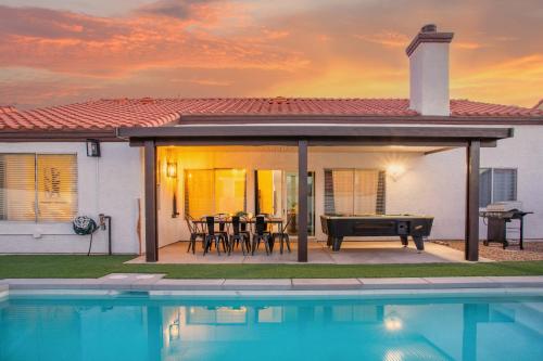 Spacious 5 Bedroom House with Heated Pool and Jacuzzi, Las Vegas (zdjęcie 9)