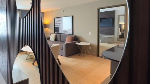 One-Bedroom Suite image 3