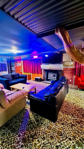 ห้องส่วนกลางสำหรับนั่งเล่น/ดูทีวี, The Crossing Lodge and Backpackers in อุทยานแห่งชาติทองการิโร