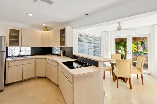 Private Oasis with Resort Perks: LGBTQ+ Retreat in Fort Lauderdale, USA