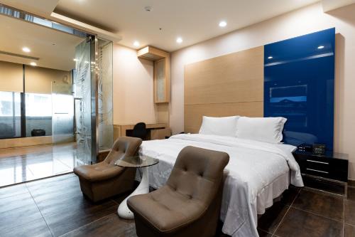 1 queen bed