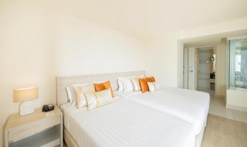 Deluxe Twin Room with Sea View image 10
