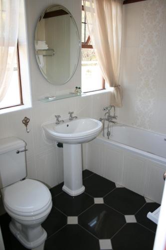 Bathroom, Olive Hill Country Lodge near Bloemfontein International Airport