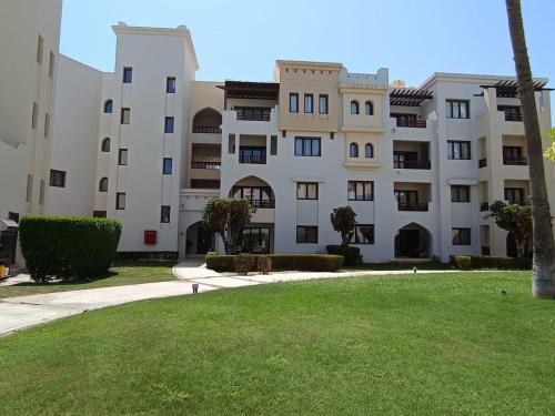 Beachfront Apartment with Pool & Stunning View - image 4