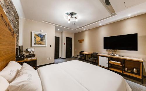 room detail thumbnail 0