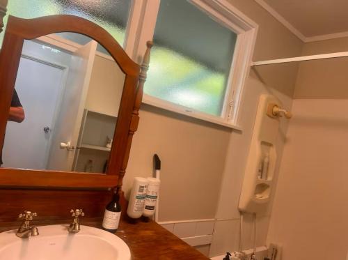 Studio is 2nd door past carport, Auckland (photo 11)