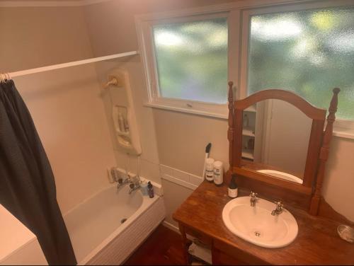 Studio is 2nd door past carport, Auckland (photo 8)