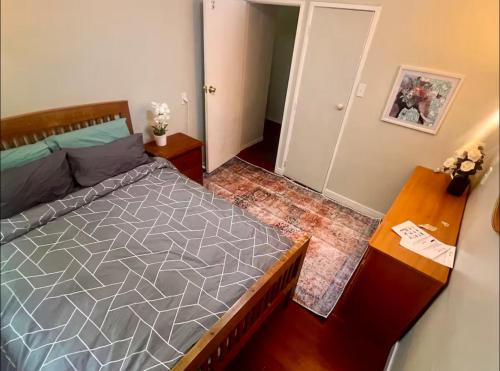 Studio is 2nd door past carport, Auckland (photo 3)