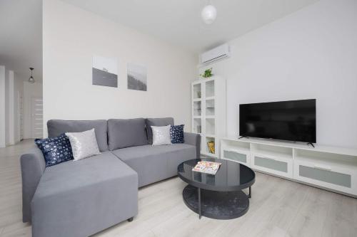 Family Apartment Cybernetyki with AC and Parking by Noclegi Renters, Warschau