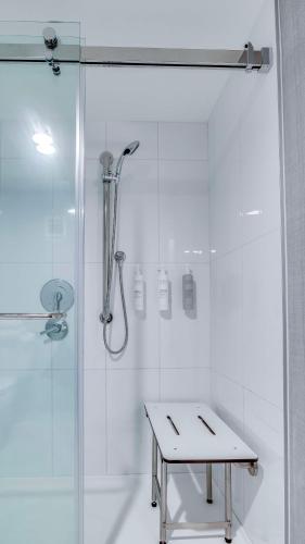 Embassy Suites by Hilton Louisville East - image 2