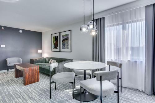 Embassy Suites by Hilton Louisville East - image 8