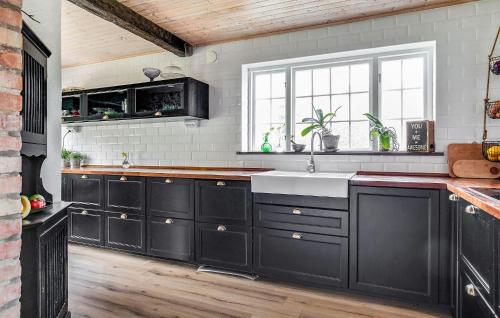 Konyha, 3 Bedroom Pet Friendly Home In Jonstorp in Jonstorp
