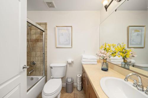 4Bed 3Bath Modern Spanish Townhome-Free Parking included in Duarte, USA