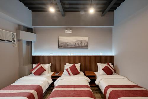 3 twin beds