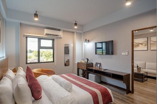 1 queen bed, 1 sofa bed