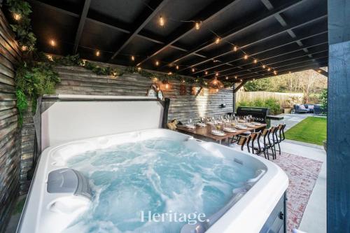 熱水浴缸, Blythewood Aberdeenshire Luxury House with Hot Tub in 凱姆內