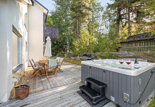 Úszómedence, Modern villa with Jacuzzi in Opp-Norrby