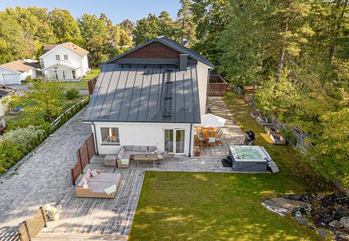 Modern villa with Jacuzzi in Opp-Norrby
