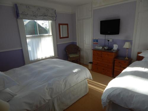 3 twin beds