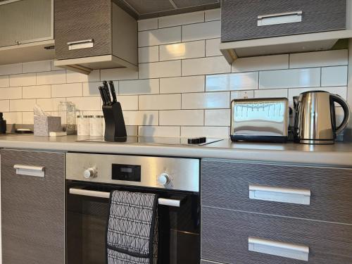 Modern Apartment in Solihull - Tap to explore photos