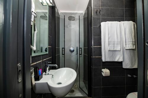 Golden Hotel - image 12