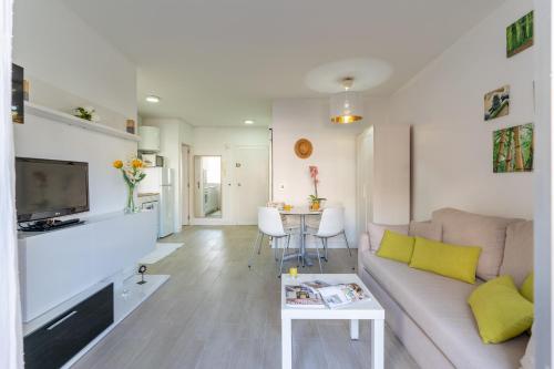 Central Los Cristianos Apartment with Pool Near Beach - Cris Sol 4