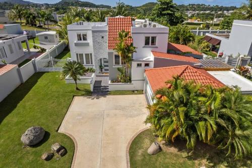 Enchanted Hideaway with Private Pool in لوكويللو