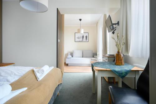 1 queen bed, 1 sofa bed