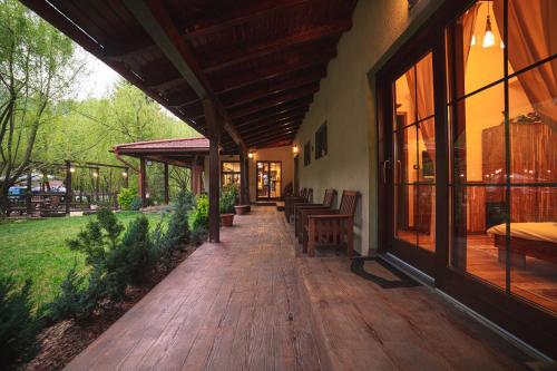 Фасада на хотела, Casa Ardeleană (Casa Ardeleana) in Luncanii De Jos