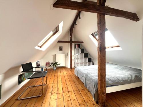 Helles Giebelzimmer im Altbau, Kolín nad Rýnem
