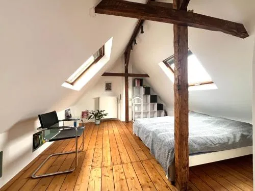 Helles Giebelzimmer im Altbau in Köln, Deutschland