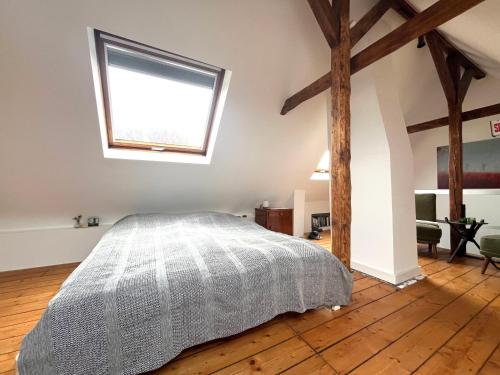 Helles Giebelzimmer im Altbau, Colonia (foto 3)
