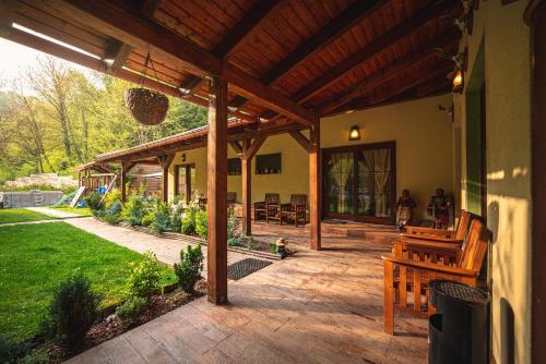 Фасада на хотела, Casa Ardeleană (Casa Ardeleana) in Luncanii De Jos