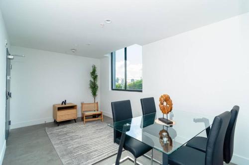 King Bed Oasis minutes to Brickell 6 guests in Miami, USA
