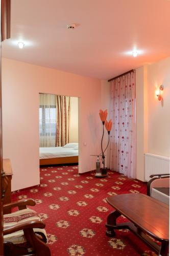 1 double bed, 1 twin bed