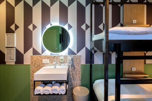 Tourist Inn Hotel Amsterdam - image 3