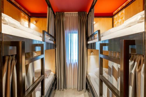 Bed in 6-Bed Mixed Dormitory Room image 3