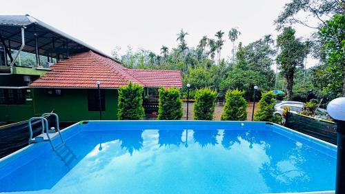 Golden pearl private villa with pool in Pookode