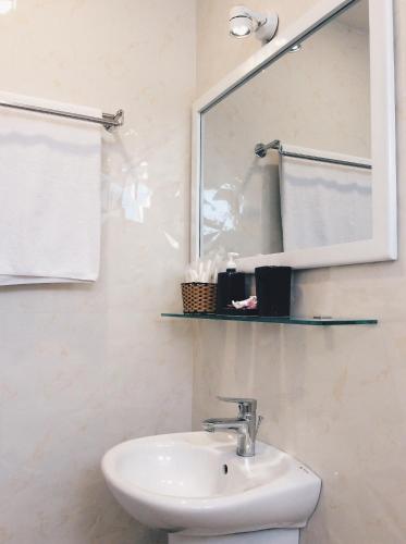 Large Double Room image 1