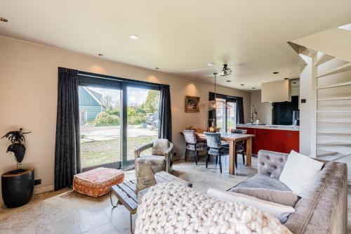  Luxury private farmhouse cottage near Amsterdam plus home cinema in Ilpendam