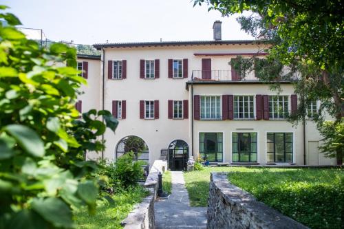 Kert, Easylife Swiss - Luxurious Garden Retreat in Castel Grande, Pergola & Historic Charm x6 in Bellinzona