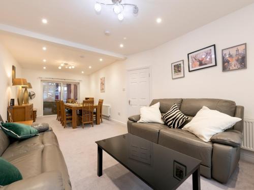 Pass the Keys Very large home with parking gîte à louer Tolworth