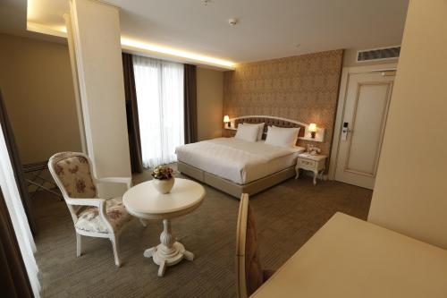 Hanzade Park Hotel Hanzade Park Hotel is conveniently located in the popular Akcaabat area. Both business travelers and tourists can enjoy the propertys facilities and services. Service-minded staff will welcome and gu