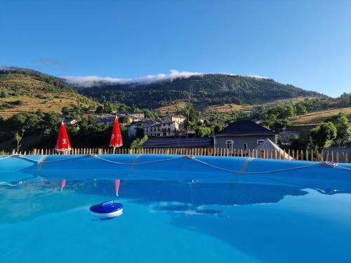 مسبح, Le Silence du Midi in كوموس