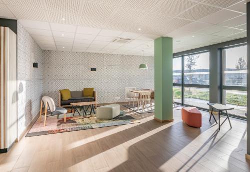 Лоби, B&B HOTEL Bordeaux Saint André de Cubzac (B&B HOTEL Bordeaux Saint Andre de Cubzac) in Saint-André-de-Cubzac