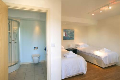 2 twin beds